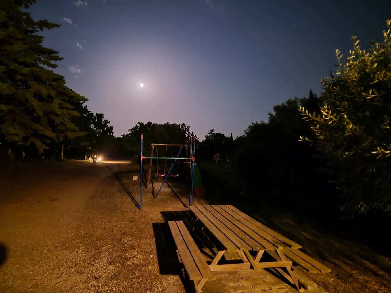 Aire de jeux en soirée sous la pleine lune