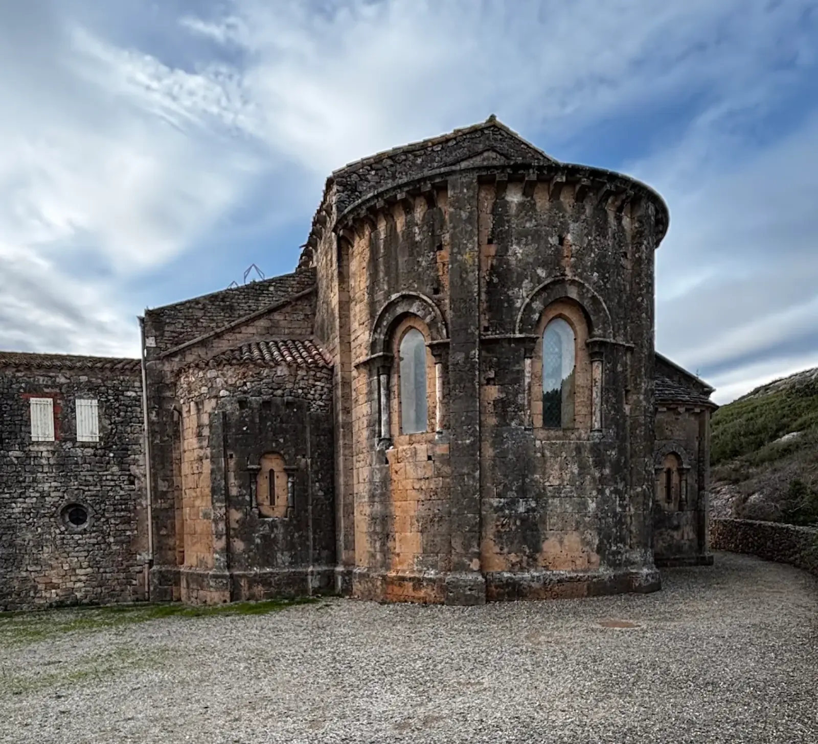 Abbaye de Fontcaude nichée près d'une source sacrée