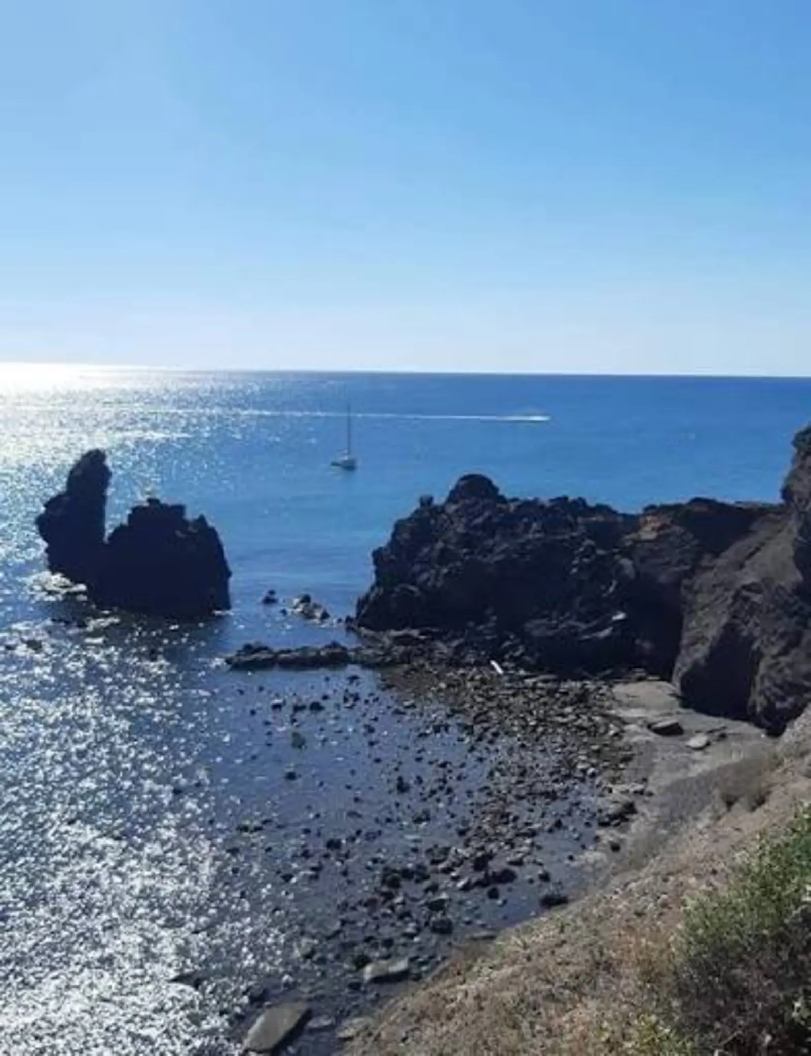 Rochers noirs volcaniques du Cap d'Agde plongeant dans la mer