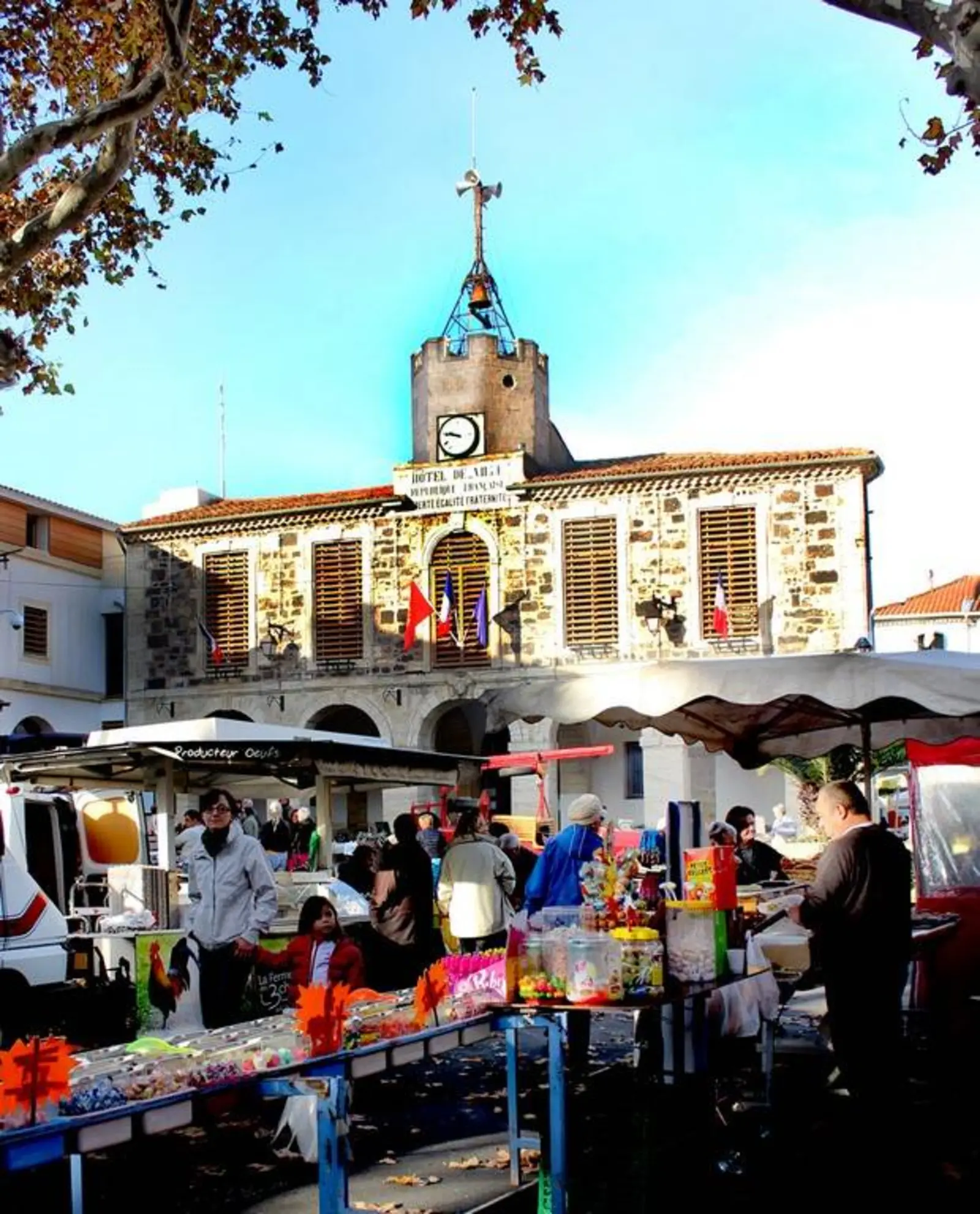Marché de Bessan sur la promenade ombragée du centre-ville
