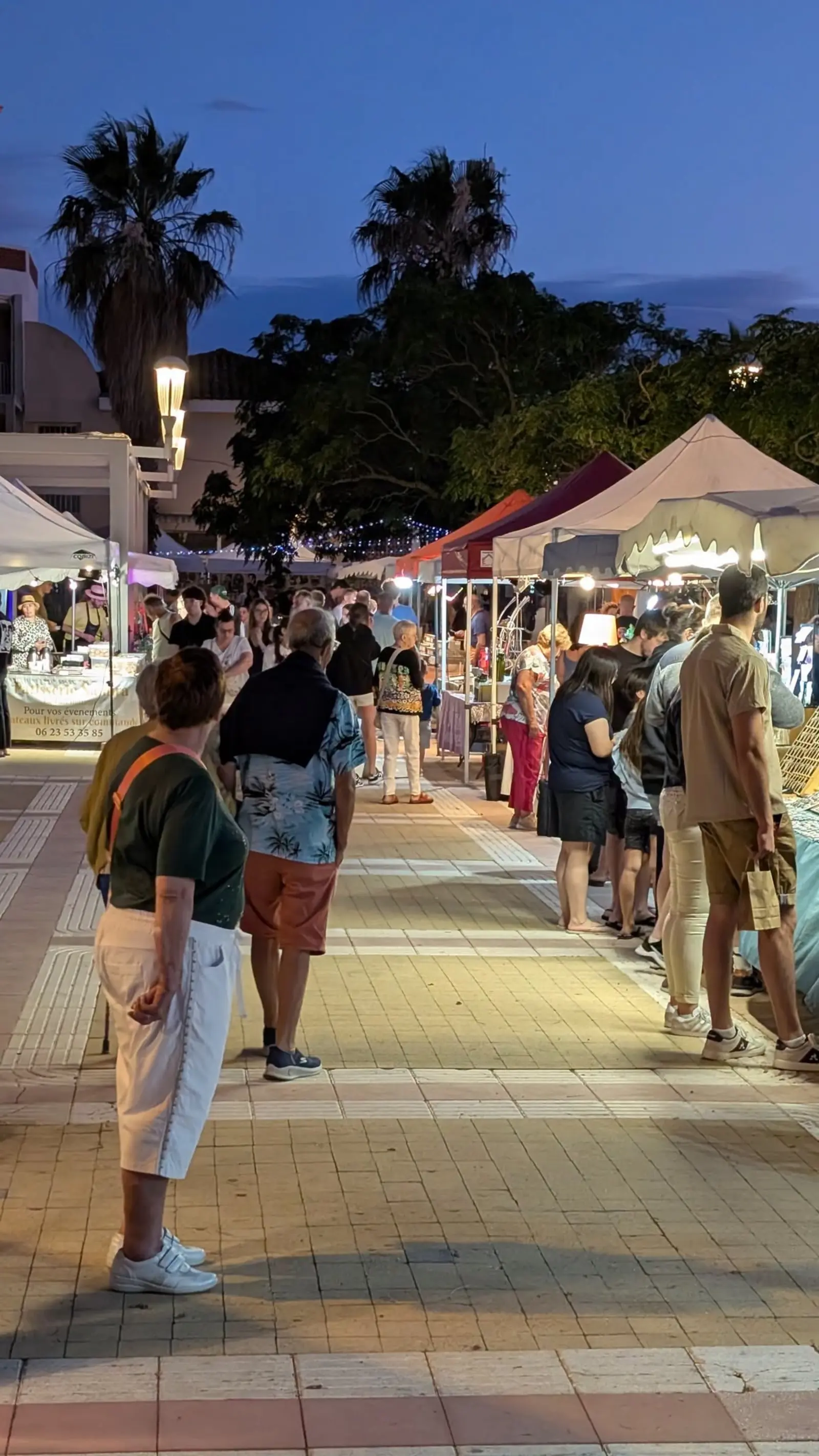 Marché nocturne animé en bord de mer