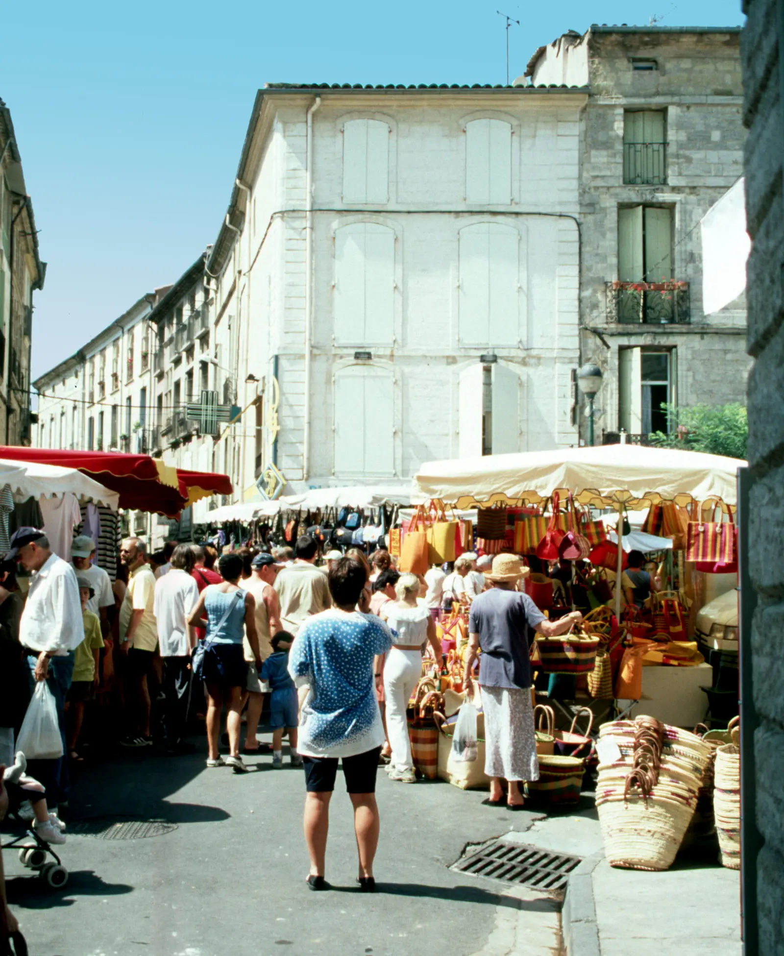 Marché provençal dans les ruelles de Pézenas