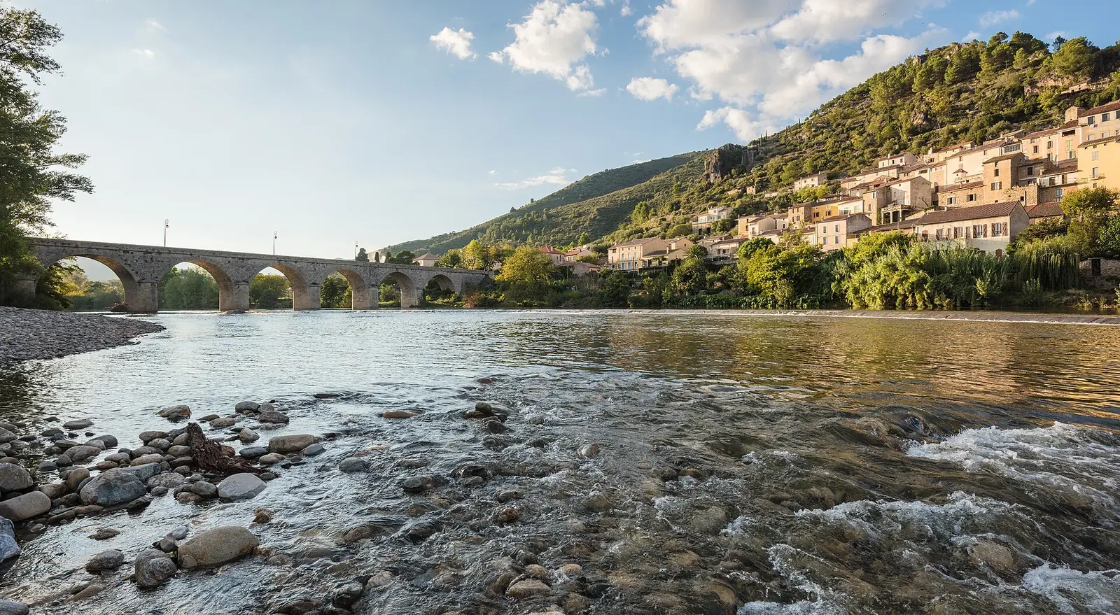 Village de Roquebrun au bord de l'Orb