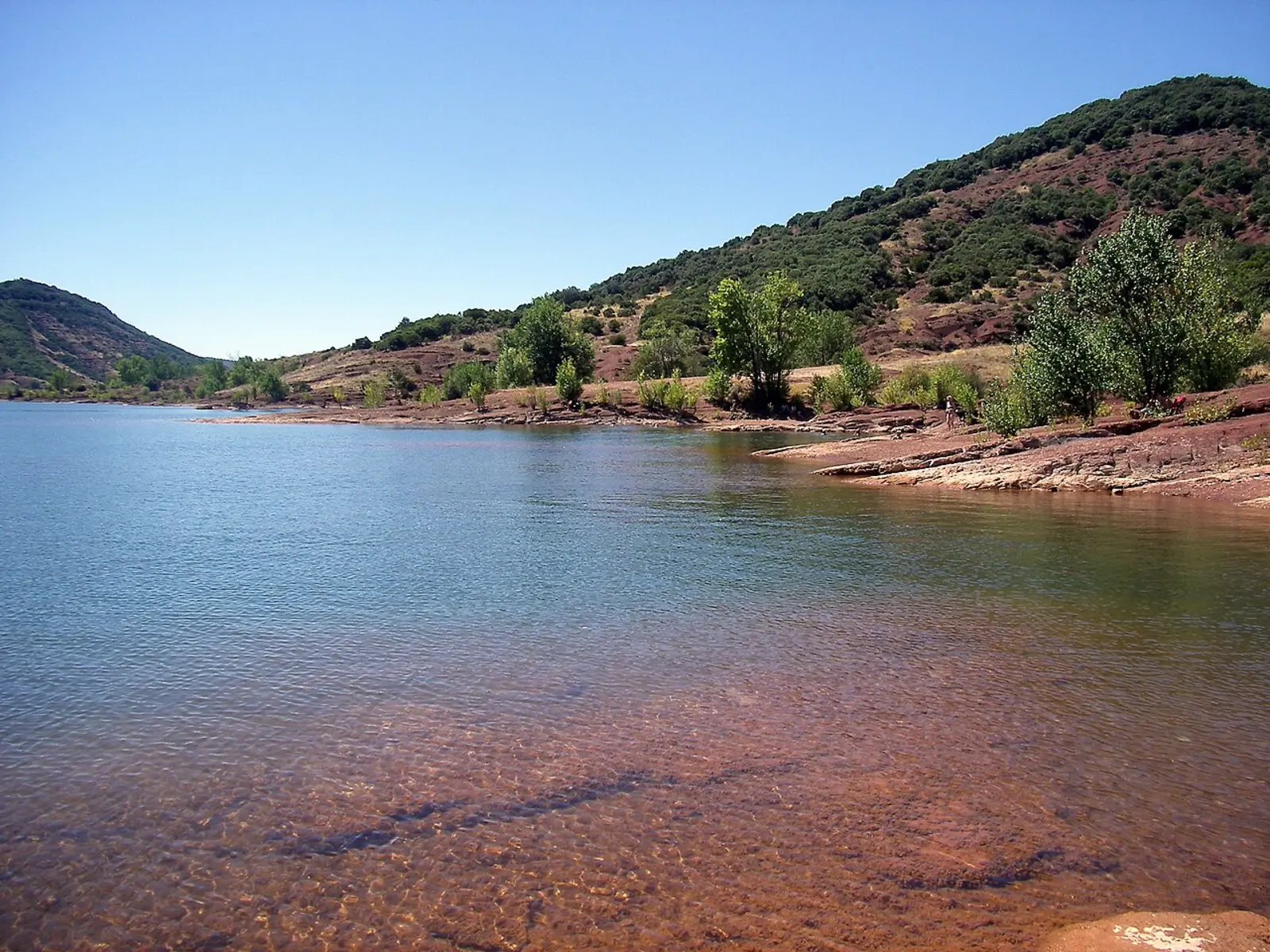 Lac du Salagou et ses paysages de ruffes rouges