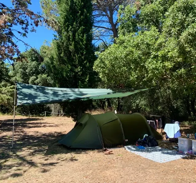 Emplacement de tente ombragé